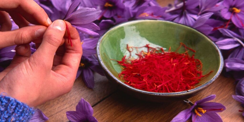 Best Ways to Use Saffron in Cooking & Drinks